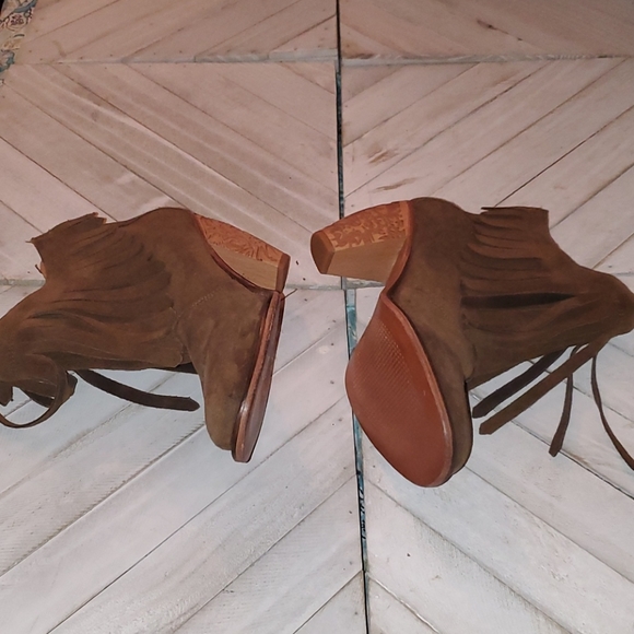 Uppercase (Sylvia) Size 7 Olive Green Suede - Picture 6 of 11